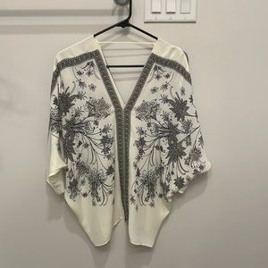 Loose fitting V neck blouse. Black/ivory